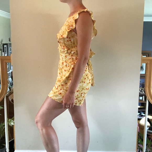 Yellow floral ruffle strap romper - Picture 4 of 8